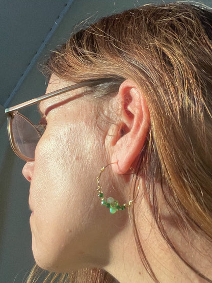 handgefertigt - 3,0 cm vergoldete Edelstahl Creole mit grünen Glasperlen umwickelt - VERDE