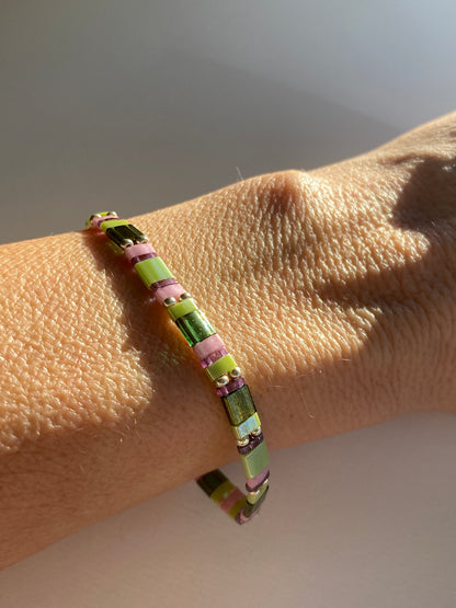 Frau trägt handgemachtes Grün lila Armband | Sabetti Schmuckdesign