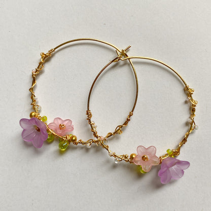 SPRING  - Große vergoldete rosa-lila Blumen Creolen