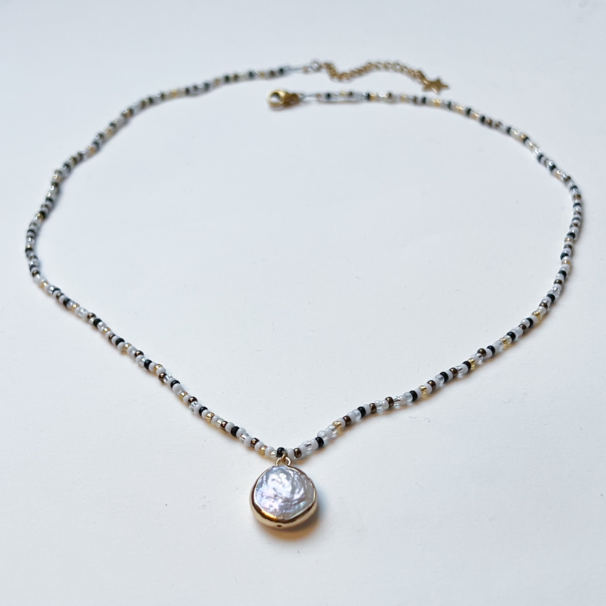 handgemachte, zarte Halskette mit Perlmuttanhänger mit Verlängerungskettchen - MANOU