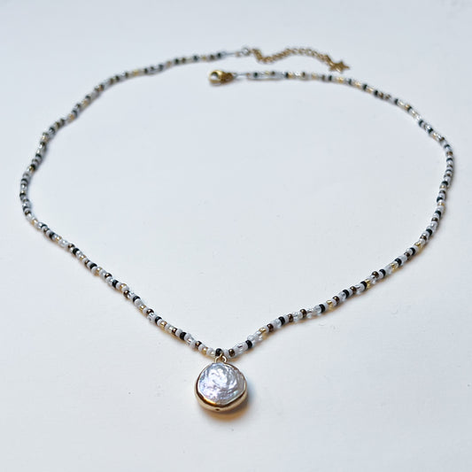 handgemachte, zarte Halskette mit Perlmuttanhänger mit Verlängerungskettchen - MANOU