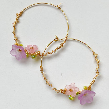 SPRING  - Große vergoldete rosa-lila Blumen Creolen