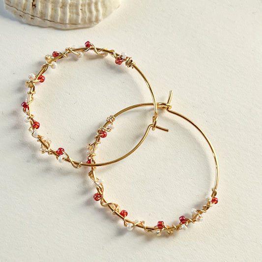 RUBY – Vergoldete Edelstahl Creolen mit Glasperlen -handgefertigt | 30 mm