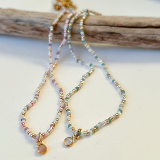 Handgemachte Perlenkette mit Mondestein Anhänger  -handgemacht VERNA