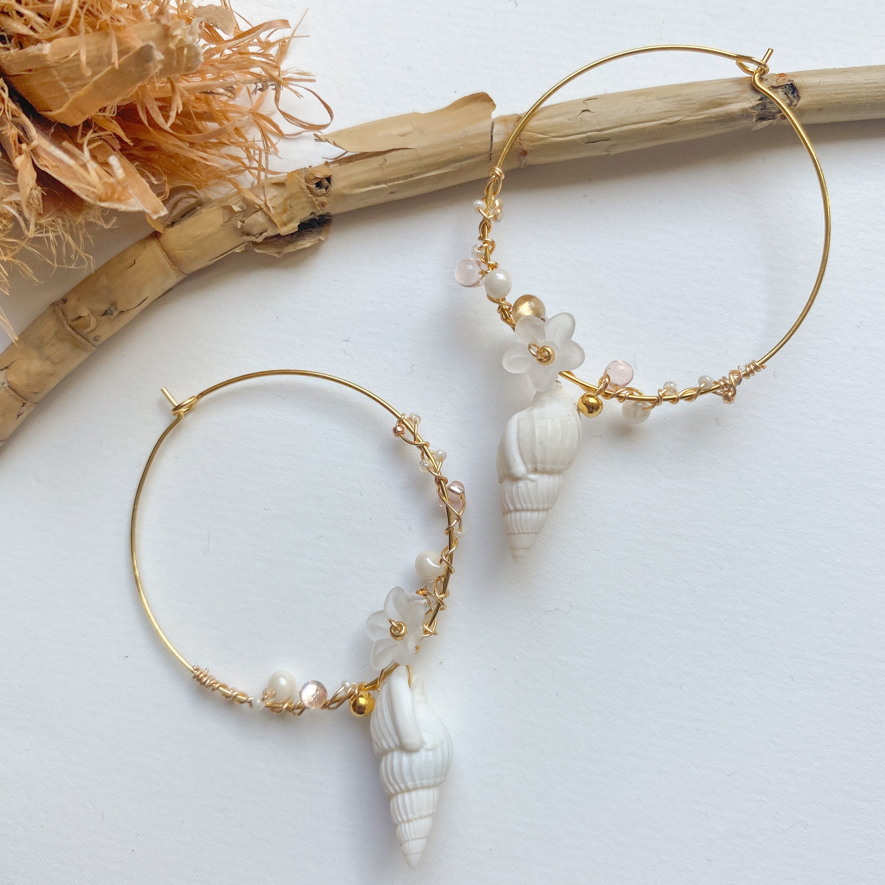 MARIS - Vergoldete Statement-Creolen mit Muschel & Acrylblüten im Ibiza-Style