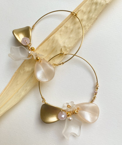 handgemachte große Boho Goldcreolen mit Blütenr