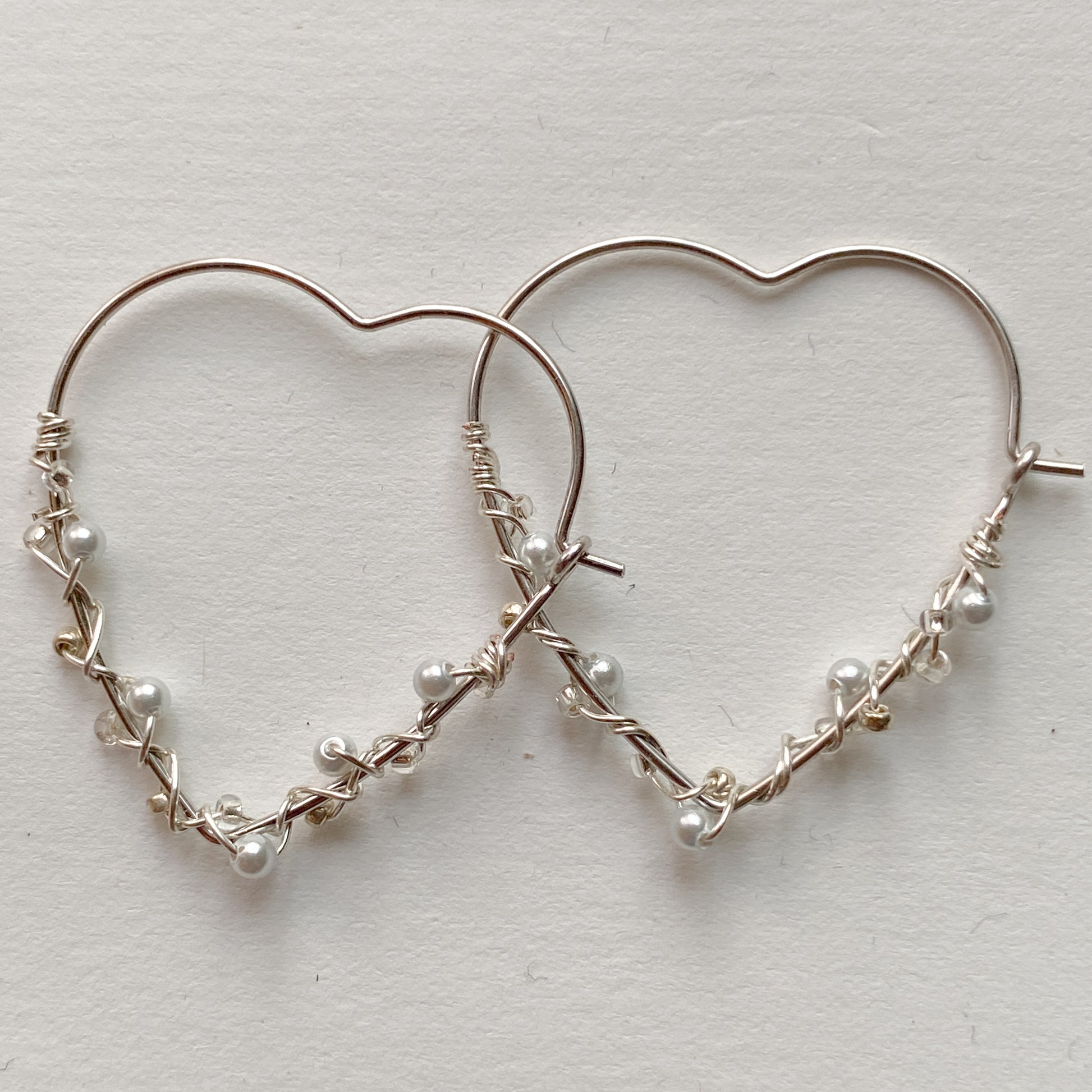 ELVA -  Herz Creolen handgemacht Gold, Silber & Perlen - Boho Schmuck