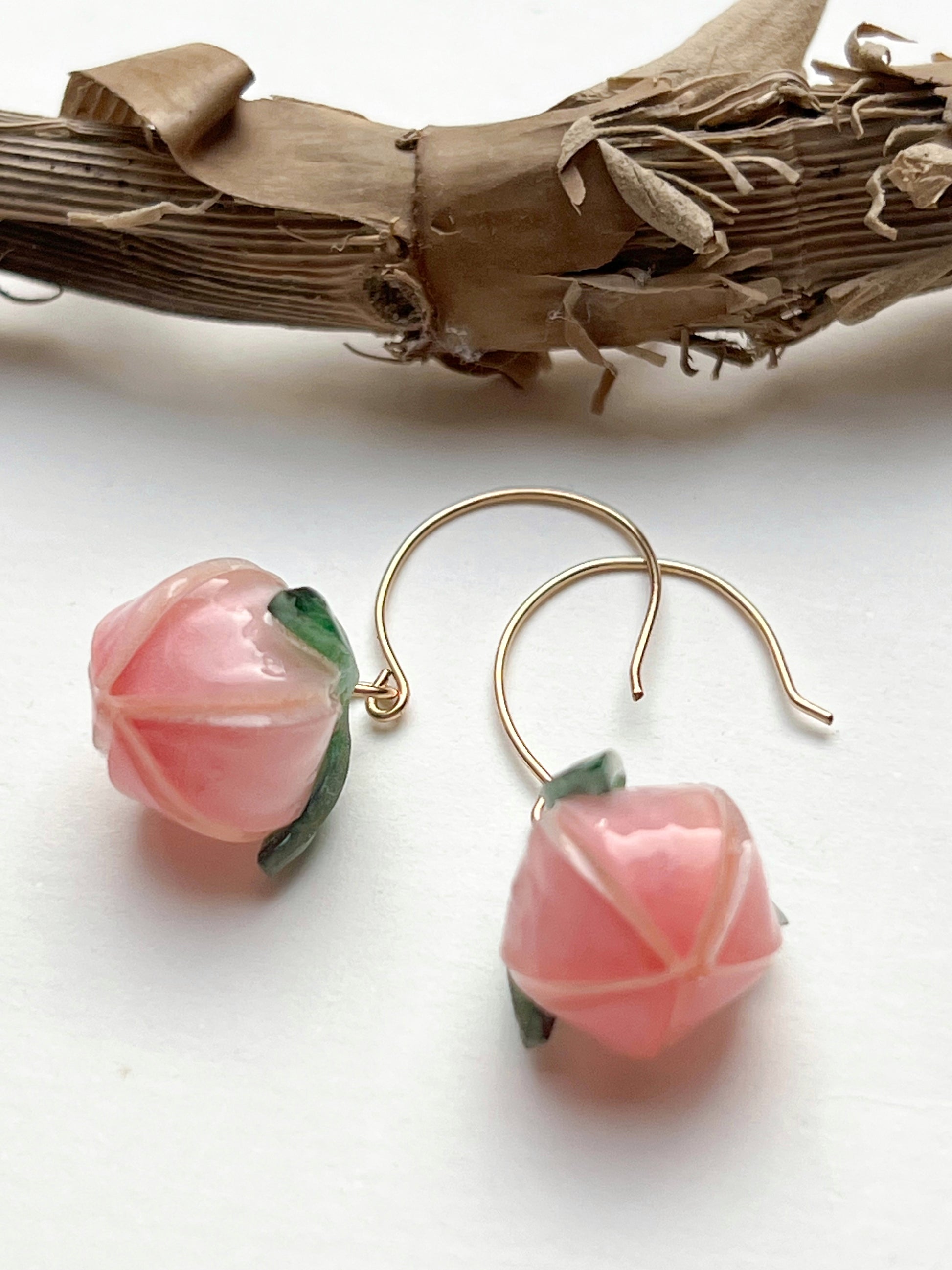 ELYA – Handgemachte goldene Boho-Ohrringe mit Blütenanhänger