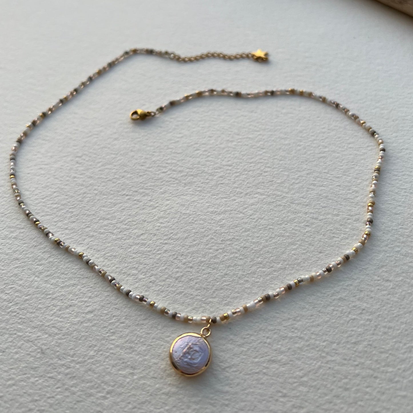 Zarte Bohostyle Kette mit Perlmutt Anhänger ibizastyle -Variable Länge 