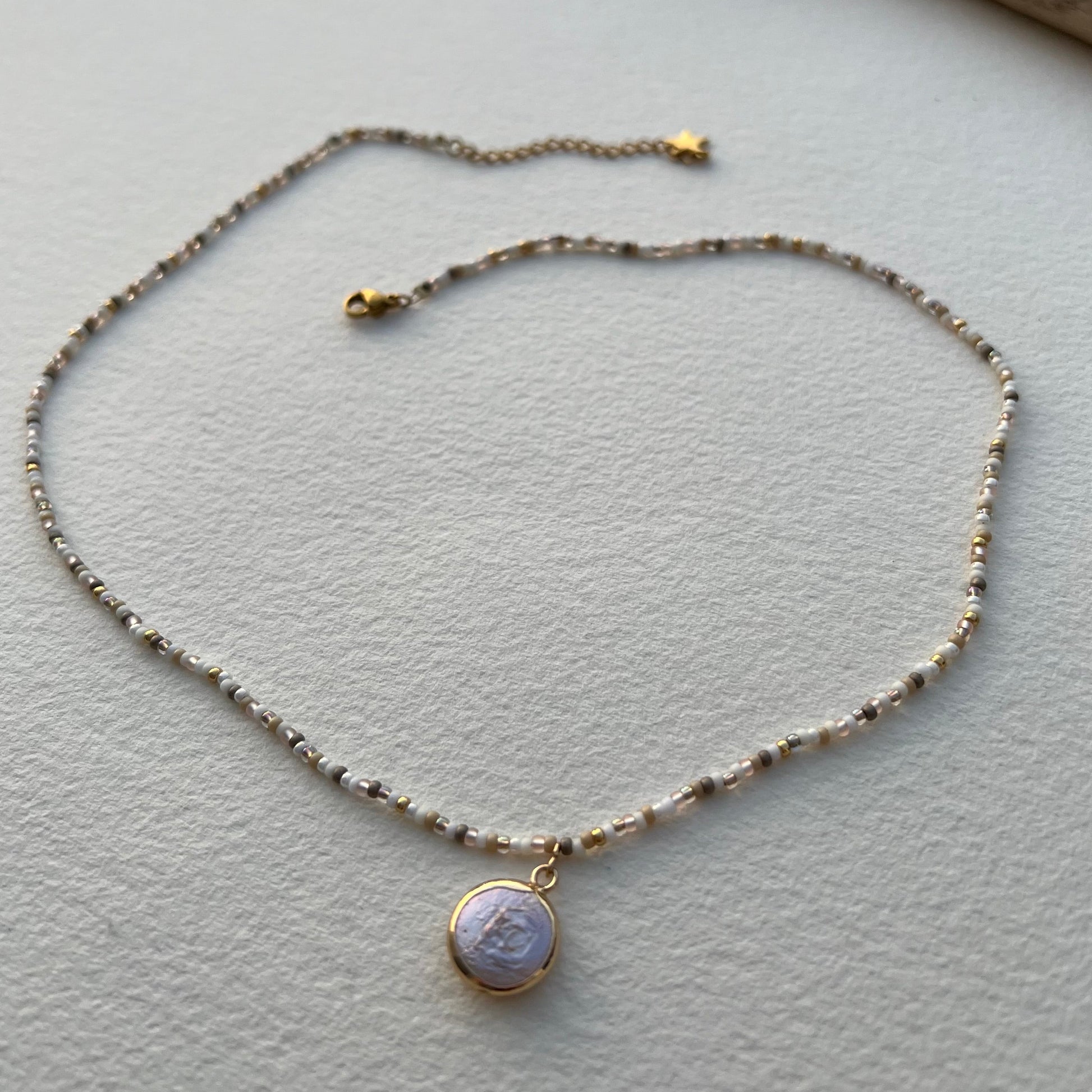 Zarte Bohostyle Kette mit Perlmutt Anhänger ibizastyle -Variable Länge 