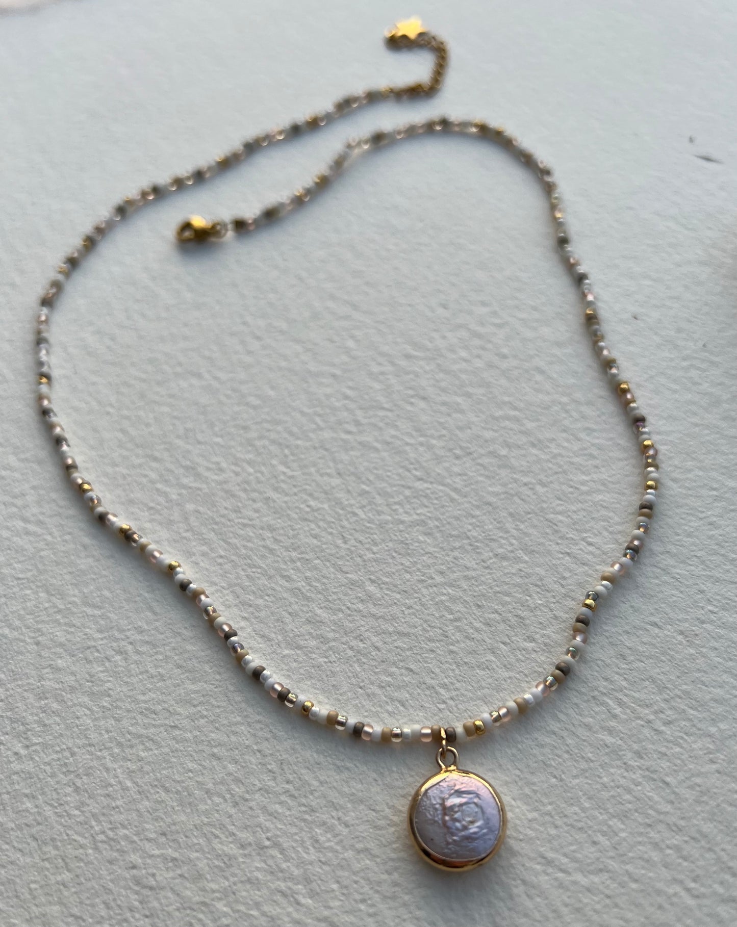 Zarte Bohostyle Kette mit Perlmutt Anhänger ibizastyle -Variable Länge 