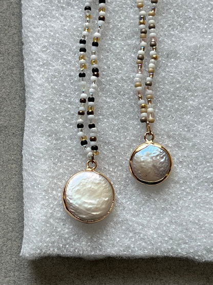Zarte Bohostyle Kette mit Perlmutt Anhänger ibizastyle - Variable Länge 
