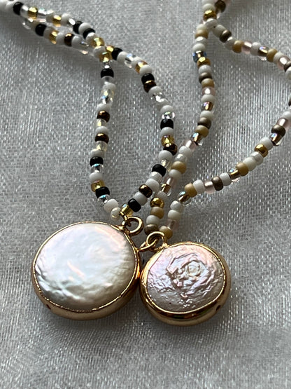 Zarte Bohostyle Kette mit Perlmutt Anhänger ibizastyle - Variable Länge 