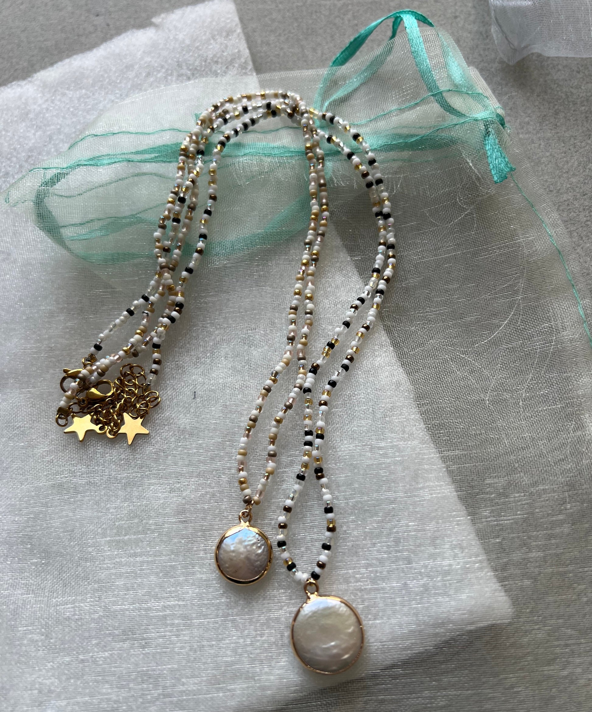 Zarte Bohostyle Kette mit Perlmutt Anhänger ibizastyle - Variable Länge 
