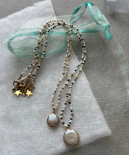 Zarte Bohostyle Kette mit Perlmutt Anhänger ibizastyle - Variable Länge 