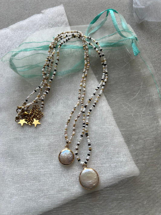 Boho Perlenkette mit Perlmutt Anhänger – Handgemachte lange Perlenkette im Ibiza Stil-MANOU