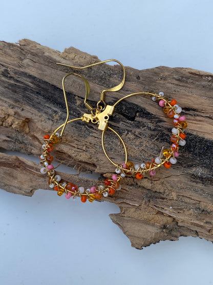 handgefertigte boho Goldcreolen Ohrhänger mit orange pink Glasperlen