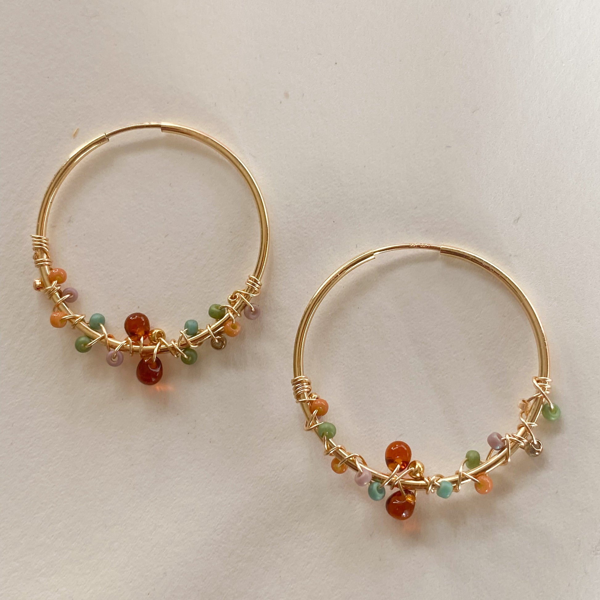 Handgemachte 14k Gold Filled Creolen mit Herbstfarben Glasperlen - Sabetti| Boho-Schmuck