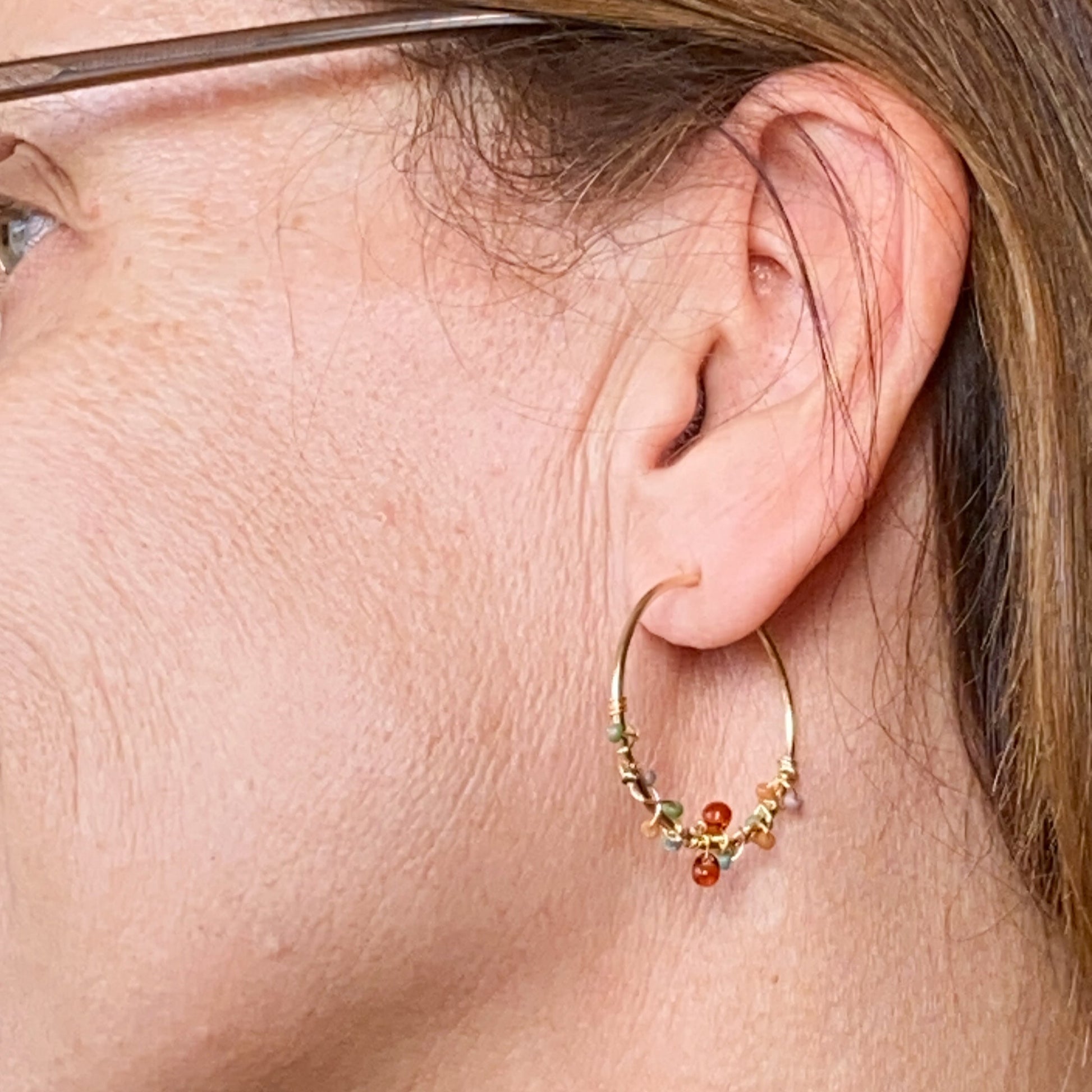 Frau trägt Gold filled Creolen AUTUMN | Sabetti - Bohoschmuck