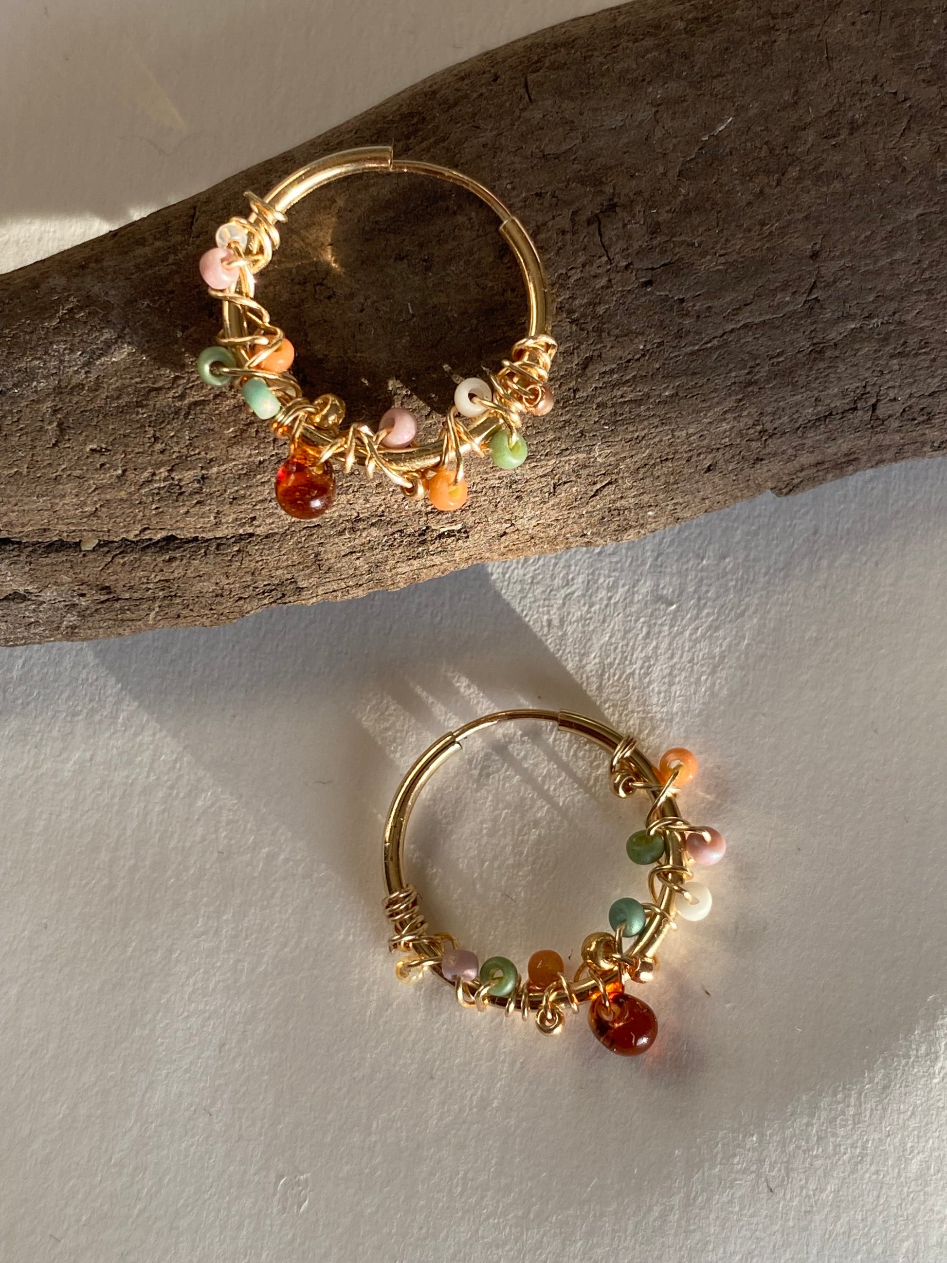Handgemachte 14k Gold Filled Creolen mit Herbstfarben Glasperlen - Sabetti| Boho-Schmuck
