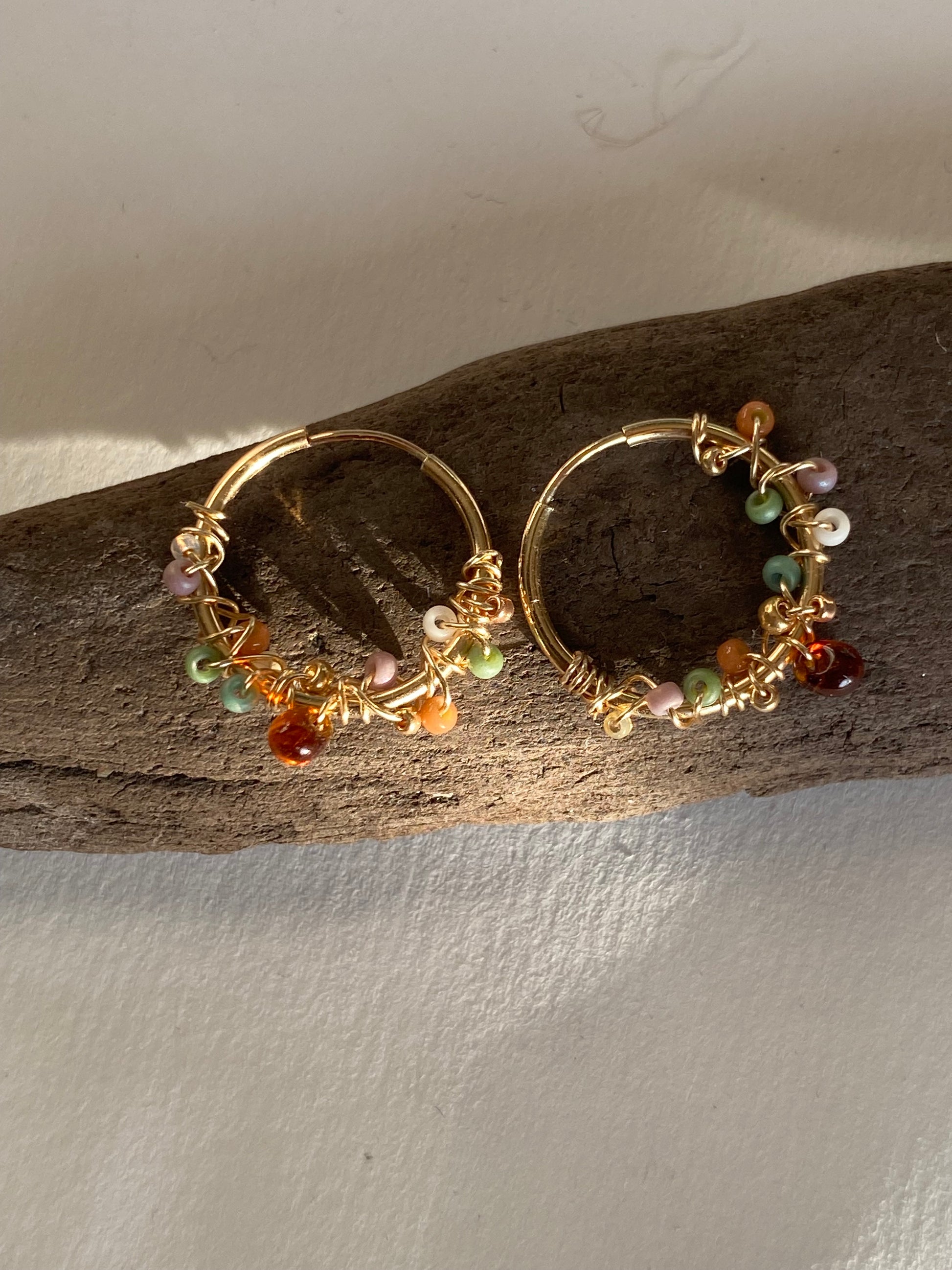 Handgemachte 14k Gold Filled Creolen mit Herbstfarben Glasperlen - Sabetti| Boho-Schmuck