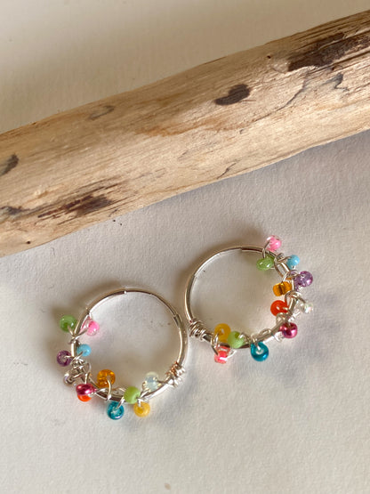 Handgemachte 925er Silber Creolen mit bunten Glasperlen - Sabetti| Boho-Schmuck