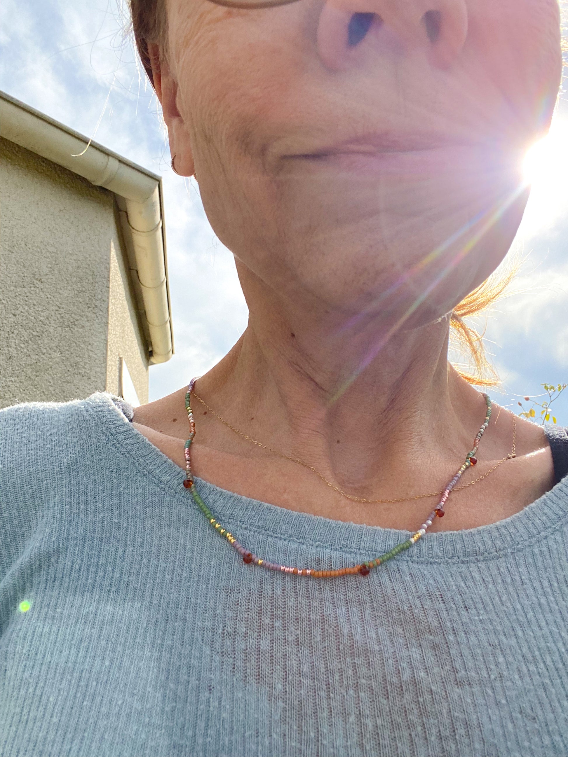 Frau trägt kurze Glasperlenkette Herbstfarben | Sabetti - Bohoschmuck