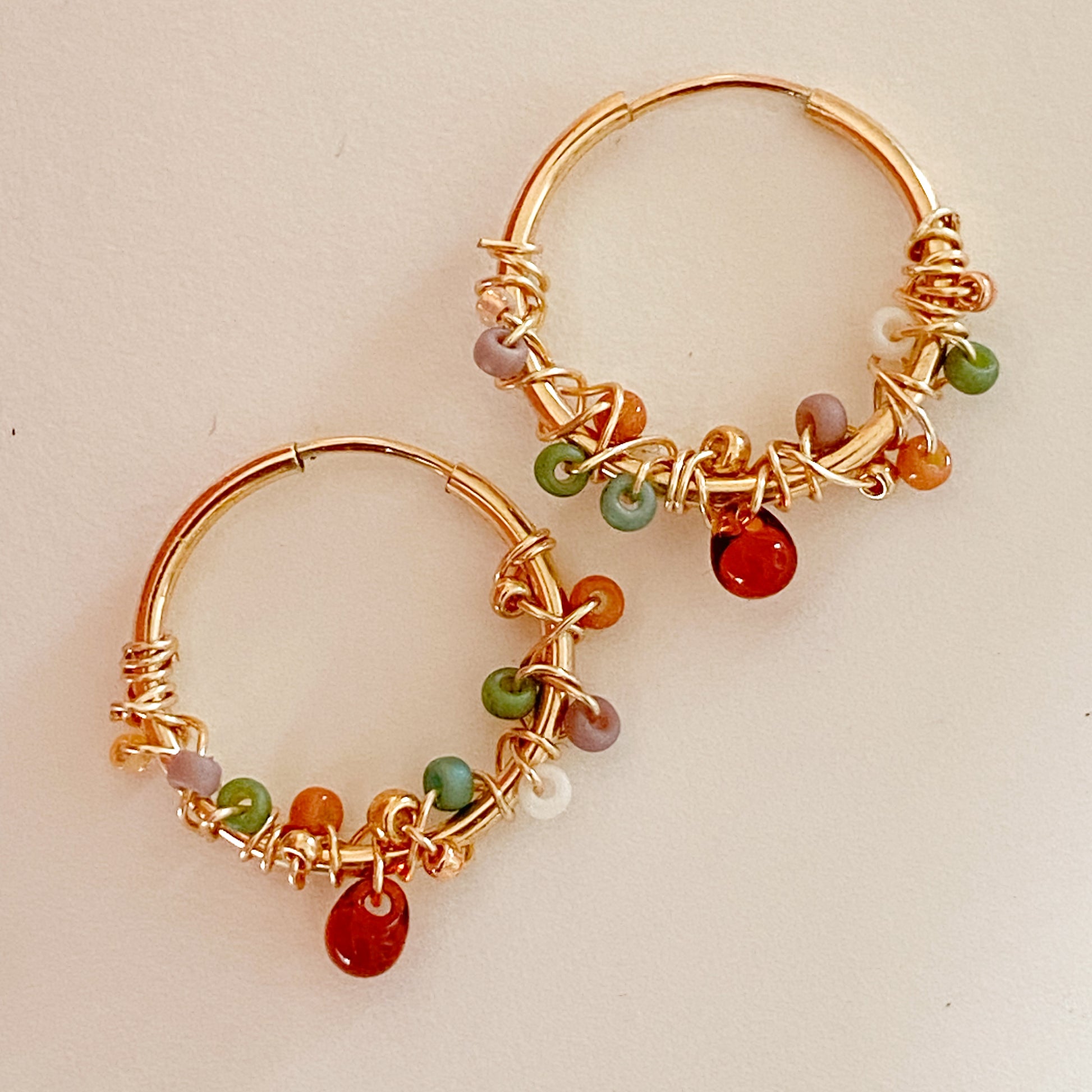 Handgemachte 14k Gold Filled Creolen mit Herbstfarben Glasperlen - Sabetti| Boho-Schmuck