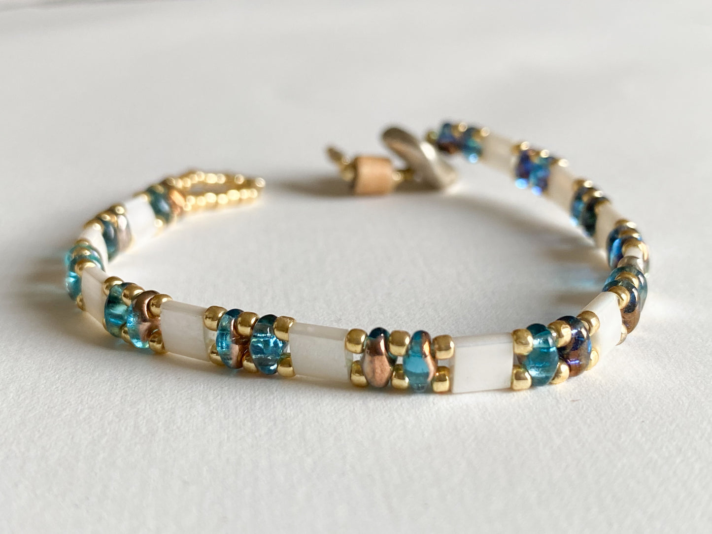 Handgemachtes Armband creme - gold - blau mit Knebelverschluss - bohoschmuck Sabetti