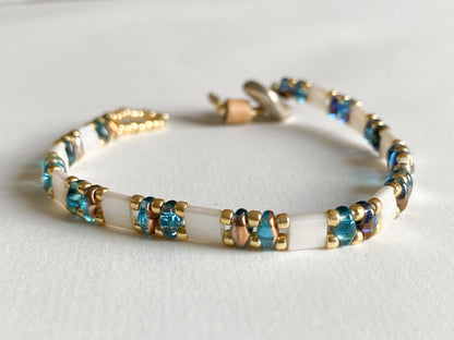 Handgemachtes Armband creme - gold - blau mit Knebelverschluss - bohoschmuck Sabetti