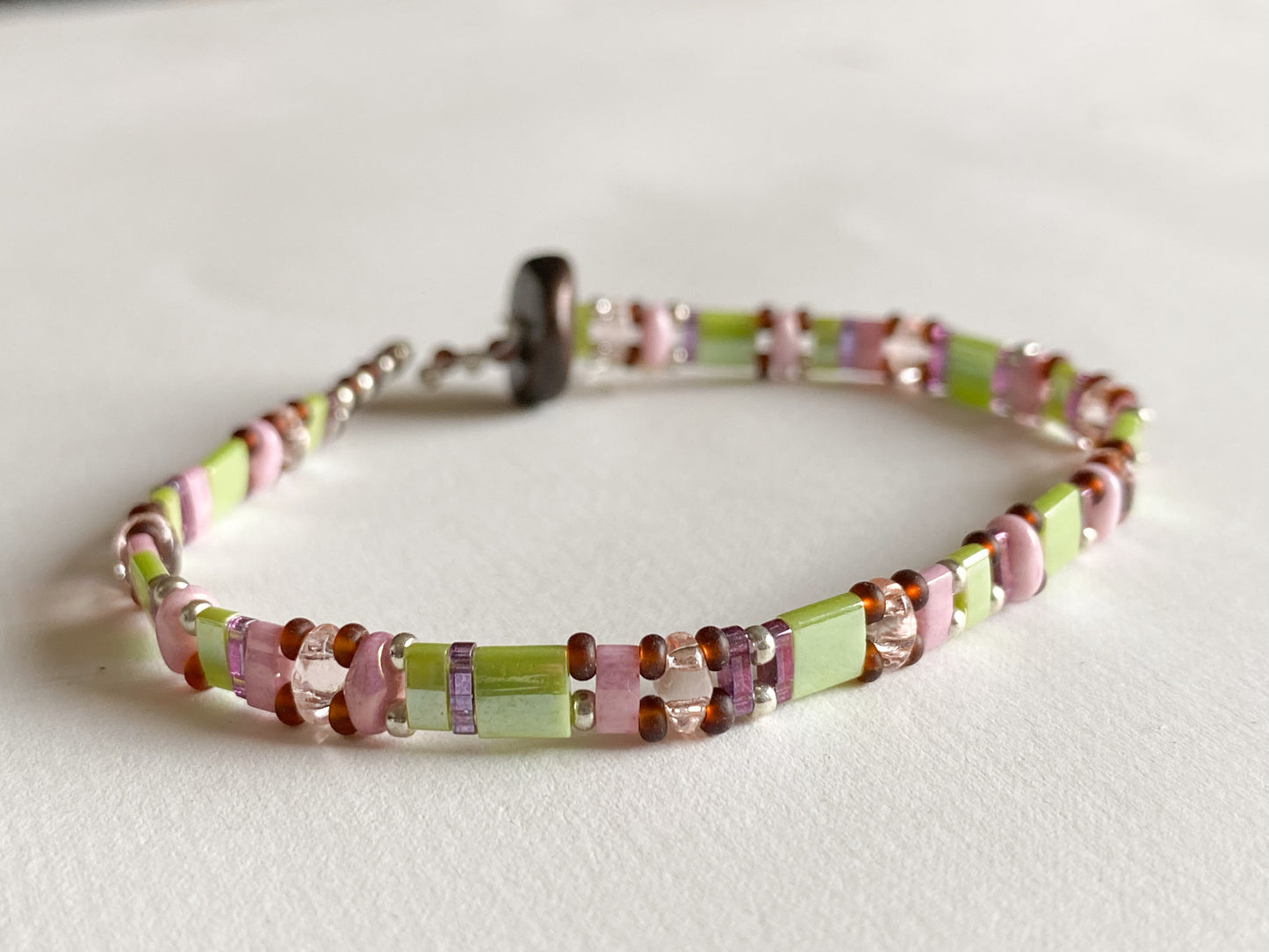 Handgemachtes Armband grün lila mit Knebelverschluss - bohoschmuck Sabetti