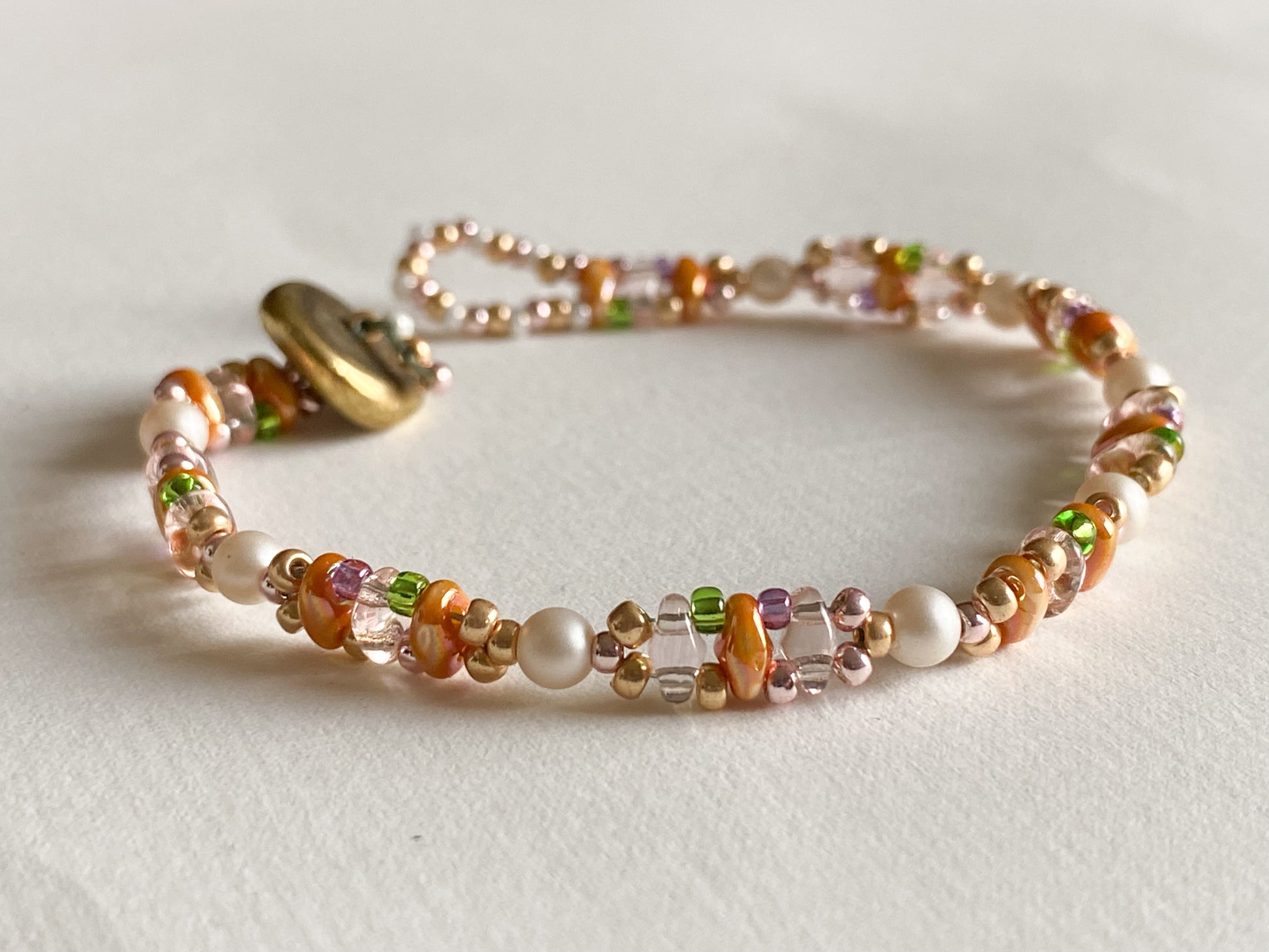 Handgemachtes Armband braun - rosé - Weiss - grün  mit Knebelverschluss - bohoschmuck Sabetti