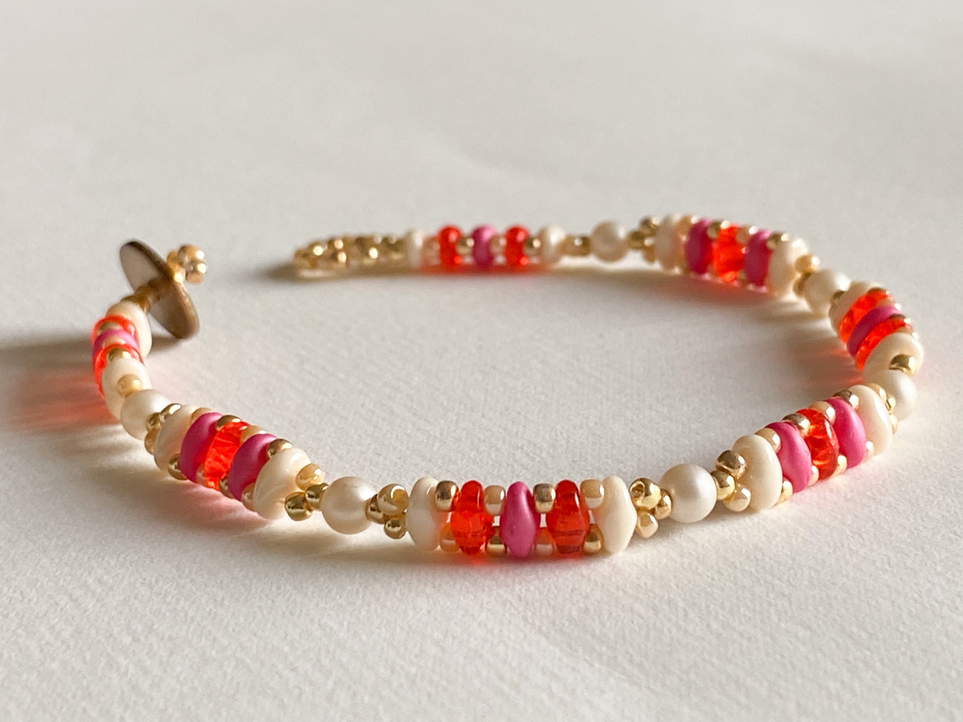 Handgemachtes Armband orange pink creme gold mit Knebelverschluss - bohoschmuck Sabetti