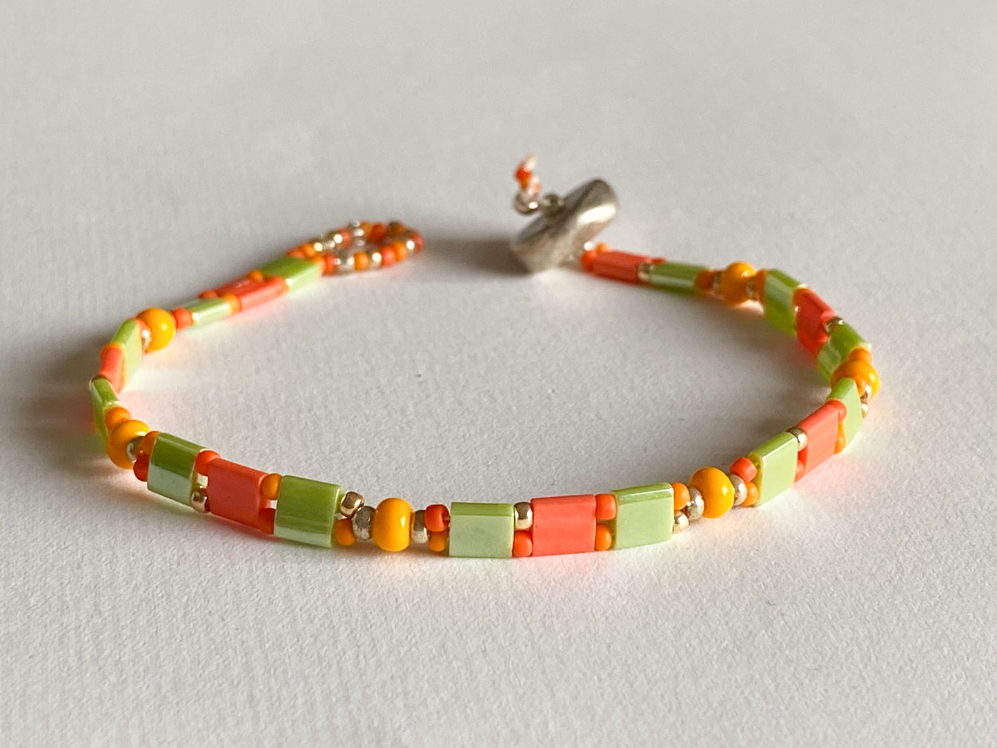 Handgemachtes Armband  hellgrün orange gelb mit Knebelverschluss - bohoschmuck Sabetti