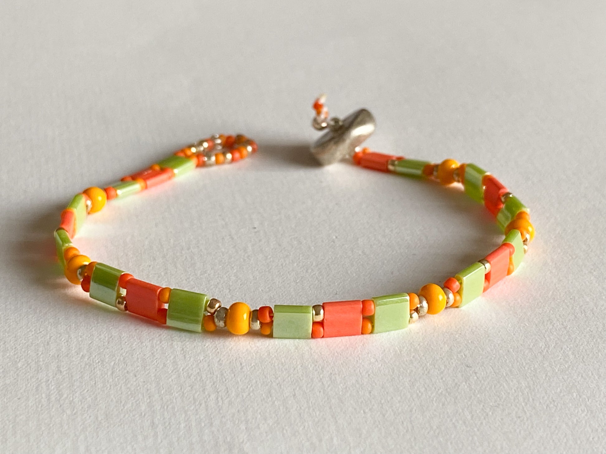 Handgemachtes Armband  hellgrün orange gelb mit Knebelverschluss - bohoschmuck Sabetti
