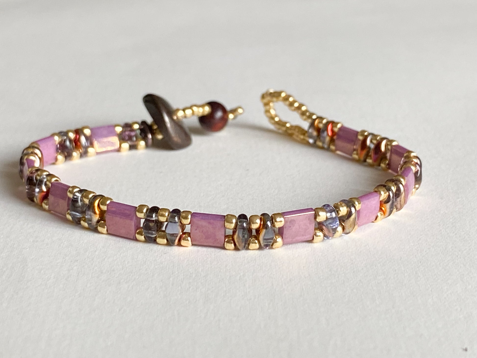 Handgemachtes Armband gold lila mit Knebelverschluss - bohoschmuck Sabetti