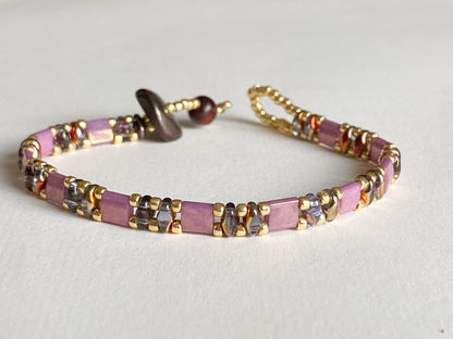 Handgemachtes Armband gold lila mit Knebelverschluss - bohoschmuck Sabetti