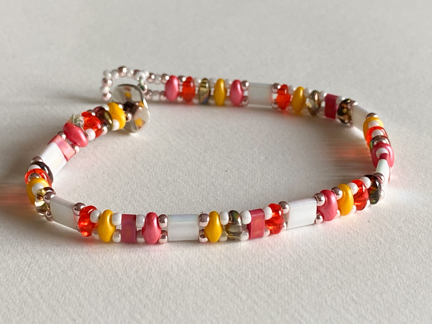Handgemachtes Armband weiß rot gelb mit Knebelverschluss - bohoschmuck Sabetti 