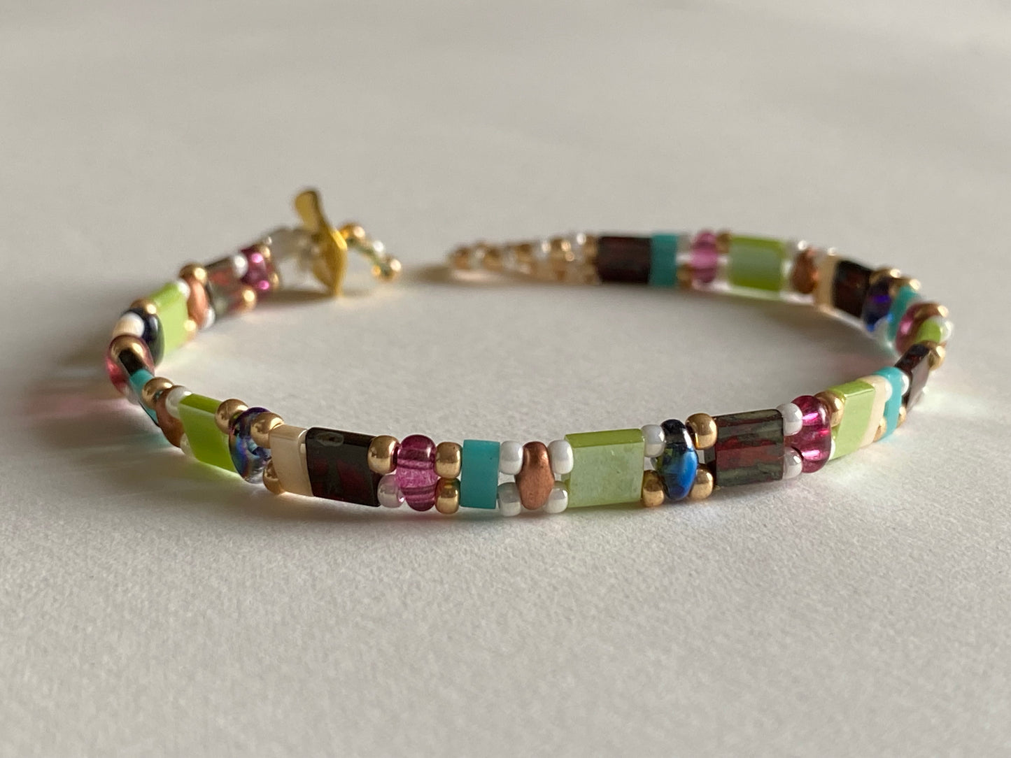 Handgemachtes Armband  hellgrün braun blau rosa gold mit Knebelverschluss - bohoschmuck Sabetti
