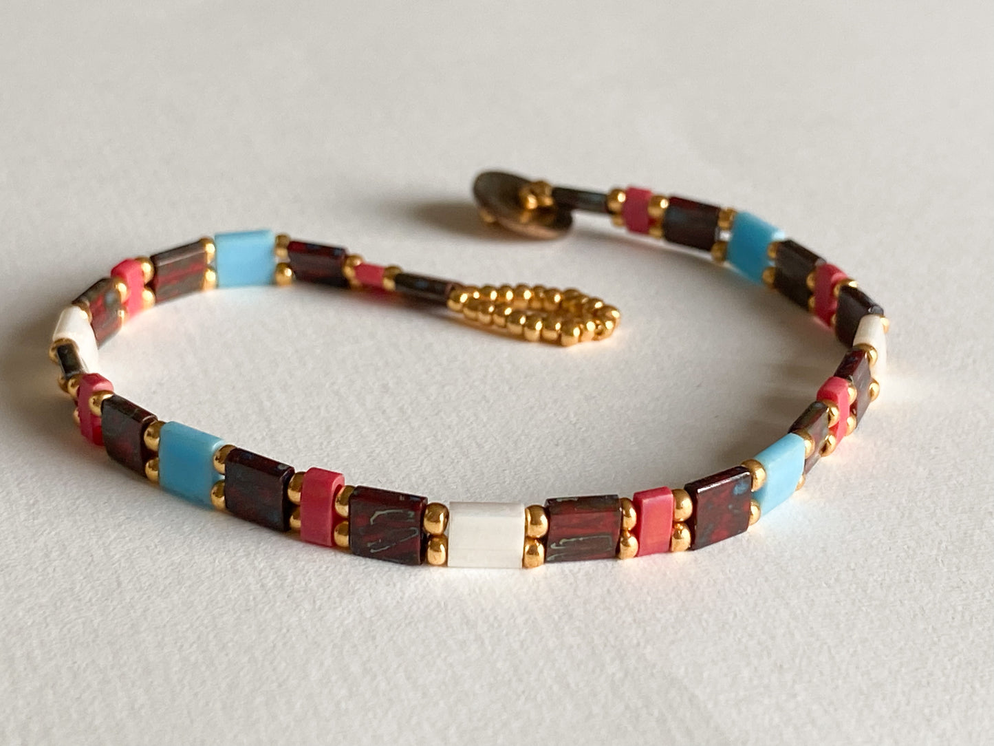 Handgemachtes Armband braun, blau weiss, rot gold mit Knebelverschluss - bohoschmuck Sabetti