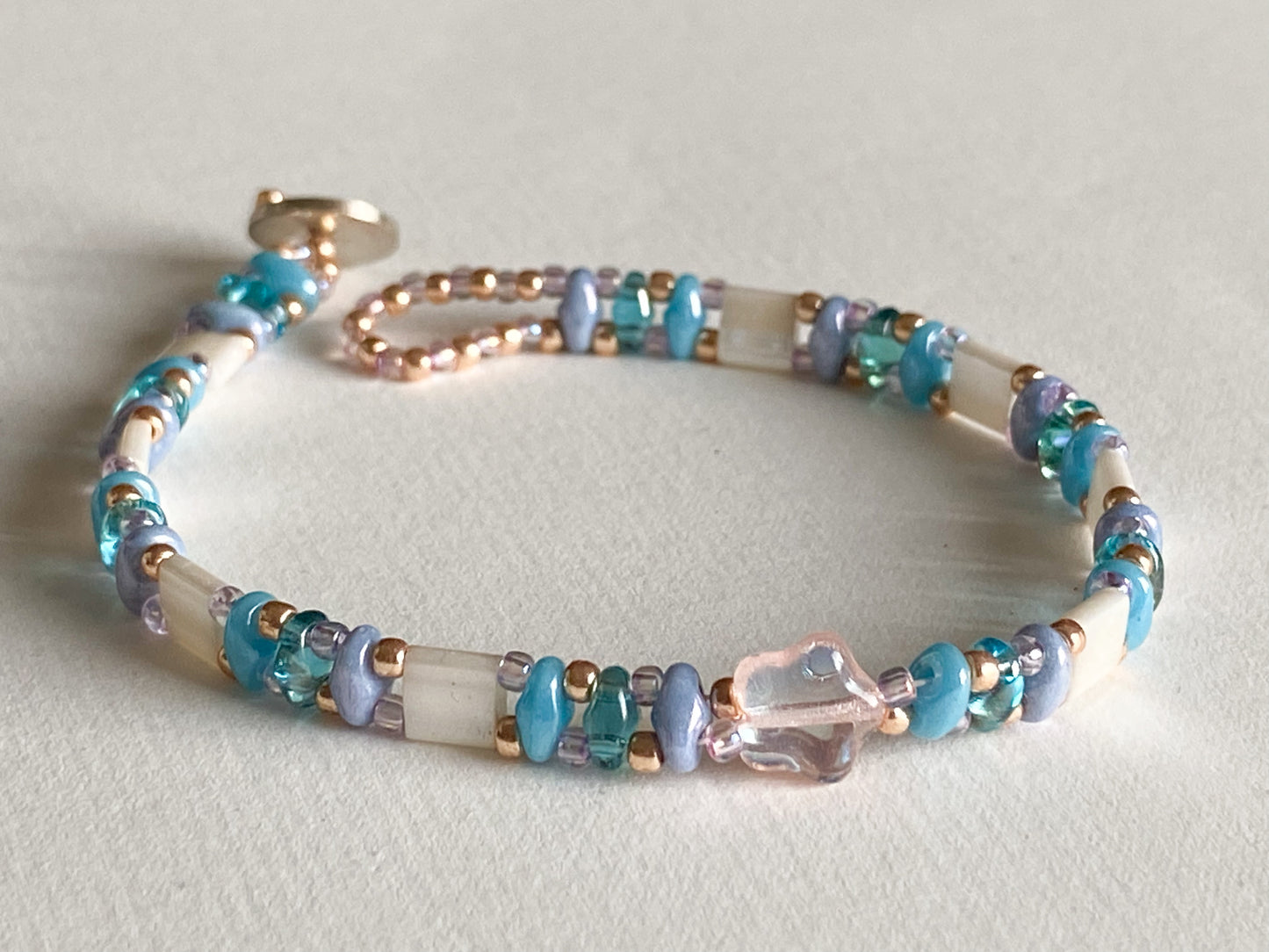 Handgemachtes Armband  blau weiss rosa Stern mit Knebelverschluss - bohoschmuck Sabetti