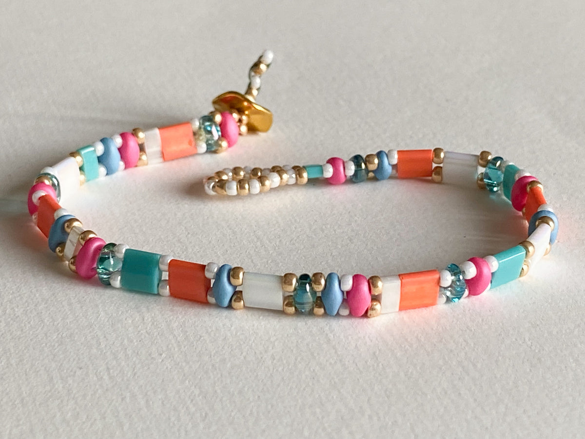 Handgemachtes Armband orange pink weiss blau mit Knebelverschluss - bohoschmuck Sabetti