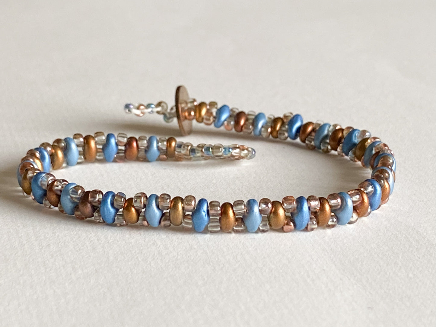 Handgemachtes Armband  blau Braun mit Knebelverschluss - bohoschmuck Sabetti