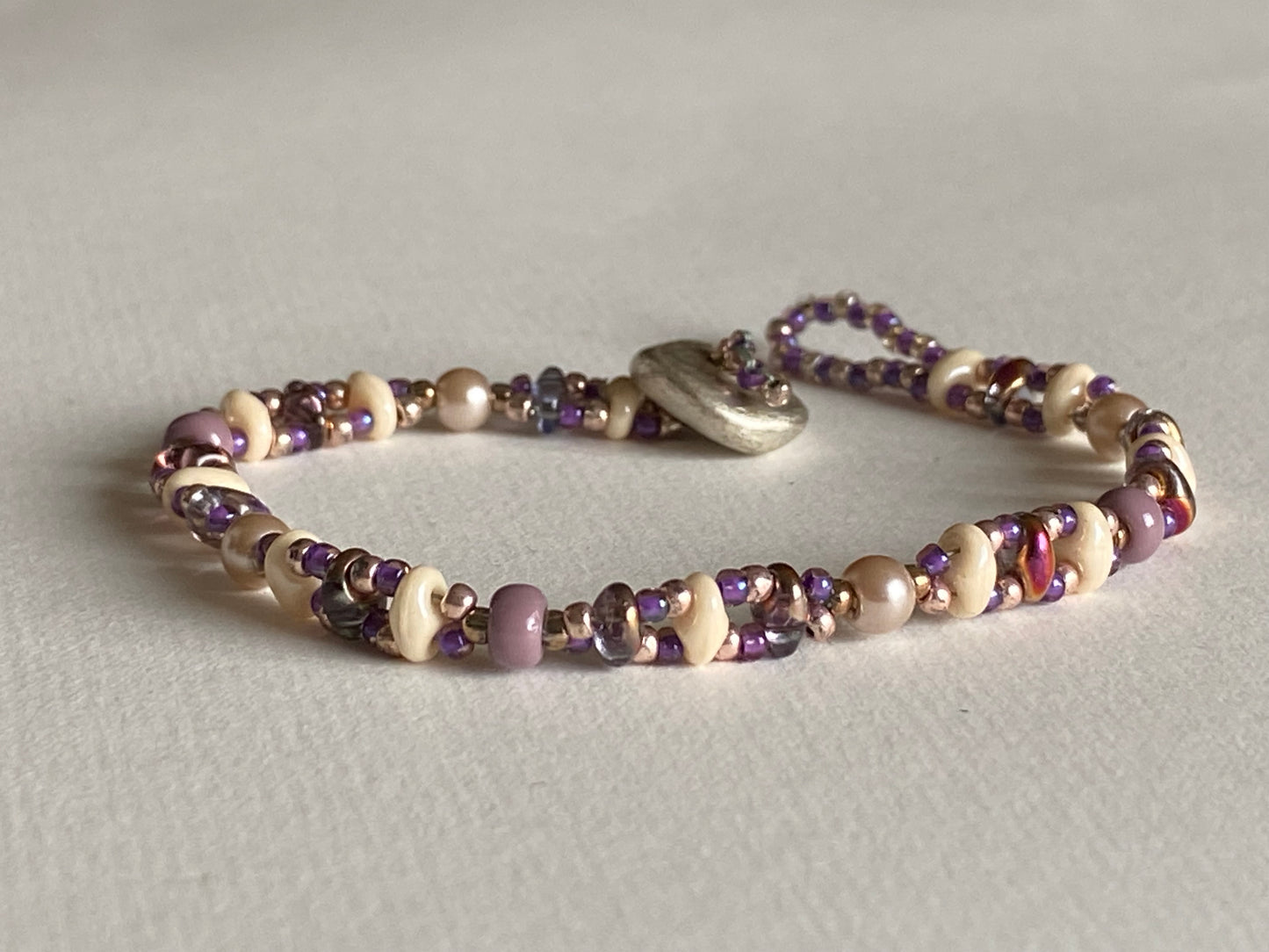 Handgemachtes Armband  lila weiss mit Knebelverschluss - bohoschmuck Sabetti