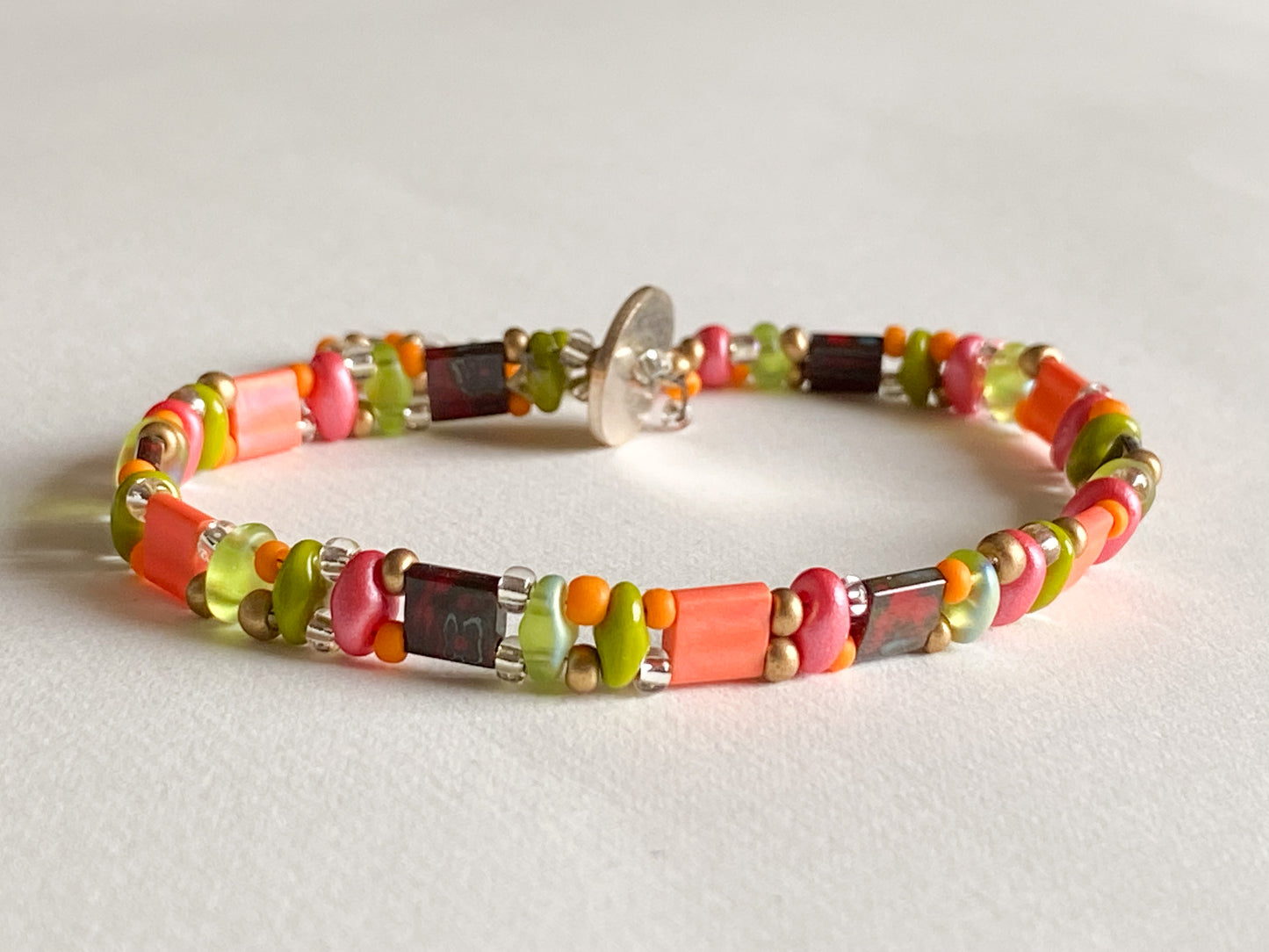 Handgemachtes Armband  hellgrün gelb orange braun mit Knebelverschluss - bohoschmuck Sabetti