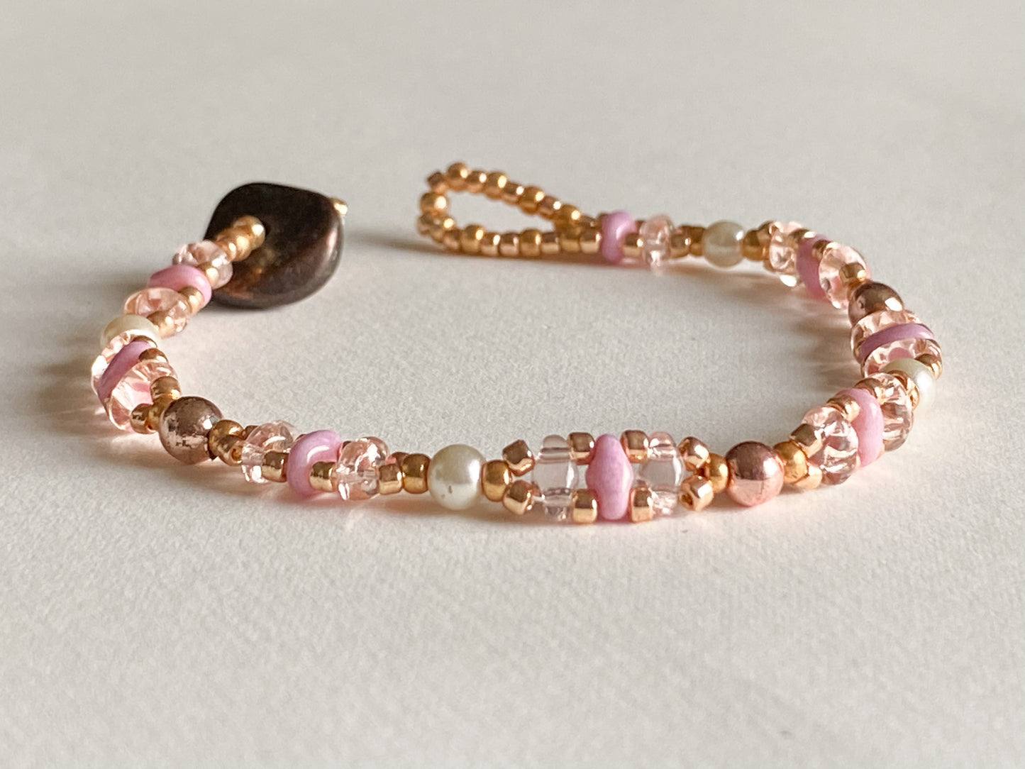 Handgemachtes Armband  gold rosa weiss mit Knebelverschluss - bohoschmuck Sabetti