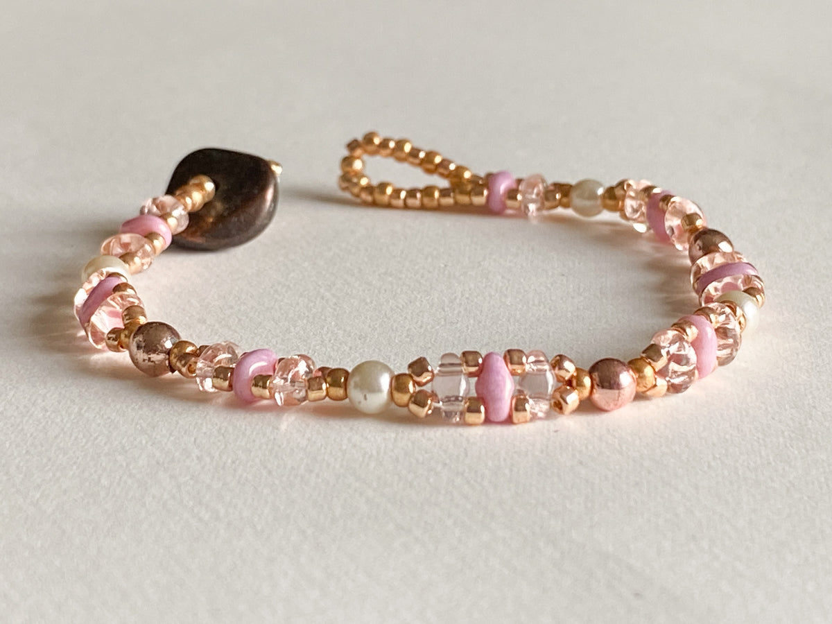 Handgemachtes Armband  gold rosa weiss mit Knebelverschluss - bohoschmuck Sabetti