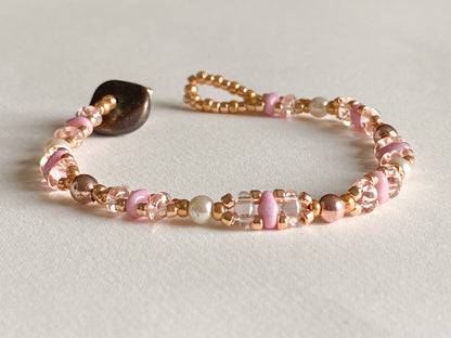 Handgemachtes Armband  gold rosa weiss mit Knebelverschluss - bohoschmuck Sabetti