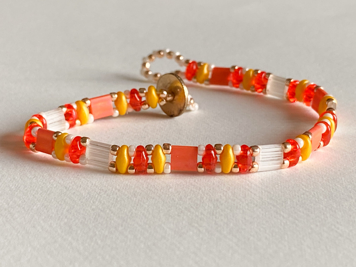 Handgemachte Armbänder in orange gelb weiss mit Knebelverschluss - bohoschmuck Sabetti