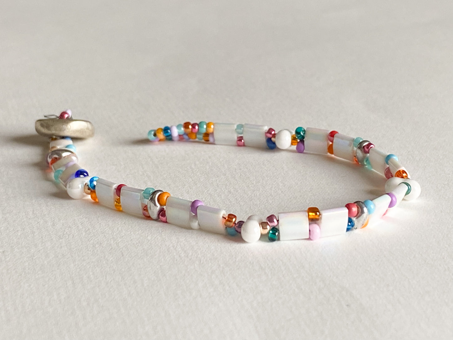 Handgemachtes Armband  weiss bunt mit Knebelverschluss - bohoschmuck Sabetti